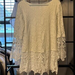 😍Gorgeous White Dress with crochet lace details .
Size large .
